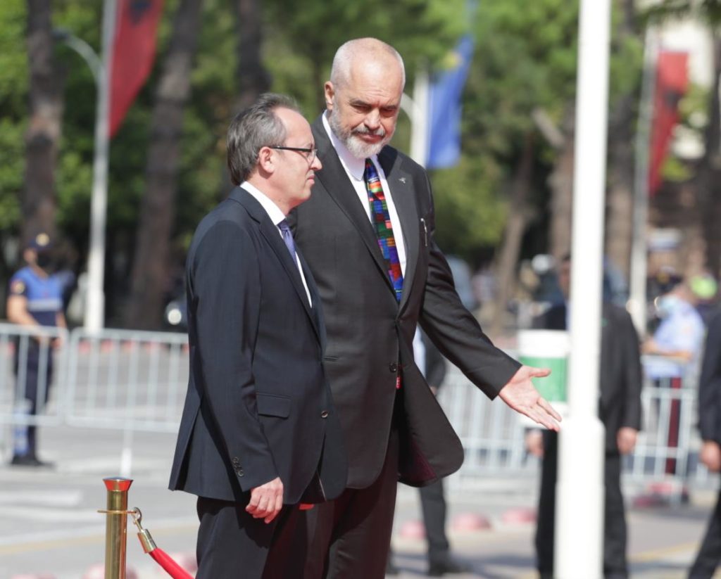 Të gjithë sytë te Rama: Çfarë shkruhej sot në kollaren e kryeministrit në mbledhjen e 2 qeverive Kosovë-Shqipëri!