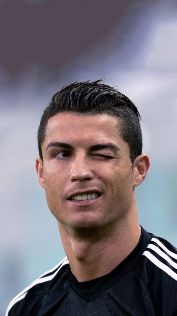 Kush je ti dhe çfarë i ke bërë Ronaldos? Futbollisti shfaqet i tjetërsuar dhe të gjithë mendojnë se janë pasojat e Covid-19!