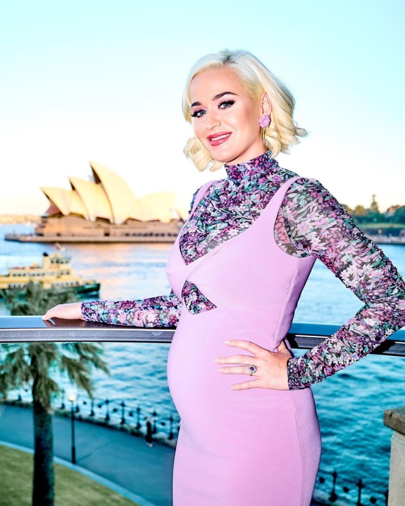 Me barkun e fryrë dhe në kushte shtëpie, Katy Perry fotografohet në publik dy muaj pas lindjes së vajzës