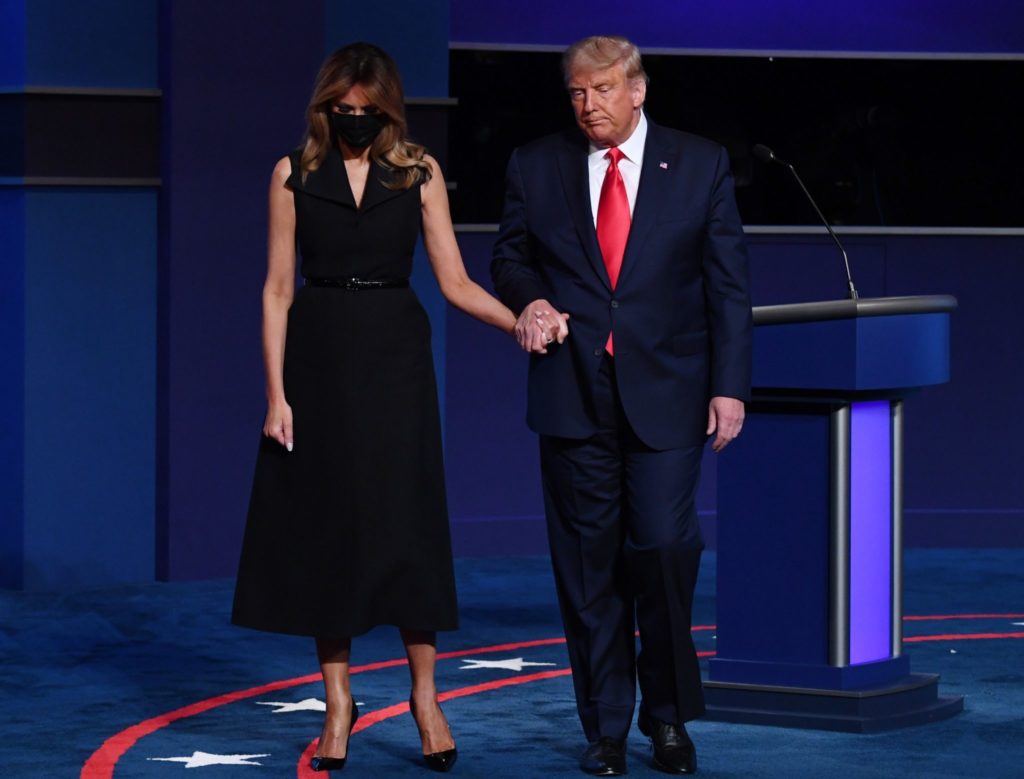 Në debatin e fundit presidencial, vëmendjen e mori Melania e cila refuzoi sërish të ecte dorë për dore me Trump!