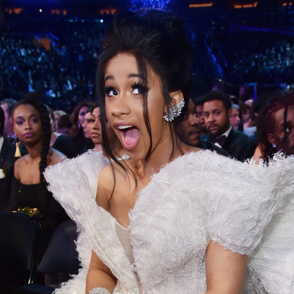 Cardi B poston një foto nudo në Instagram, por pendohet dhe e fshin menjëherë