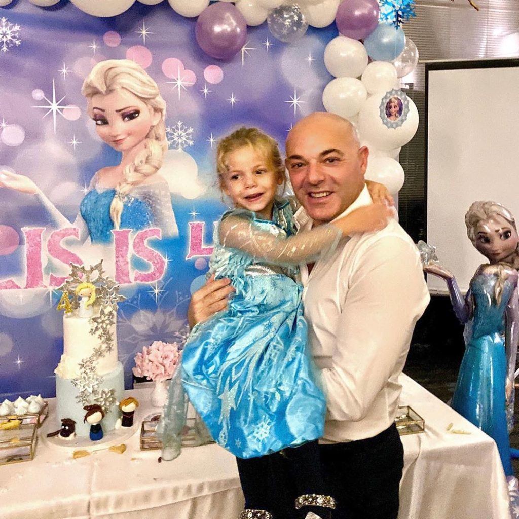 Festë në shtëpi! Blendi Fevziu ndan fotot nga ditëlindja e pestë e vajzës së tij!