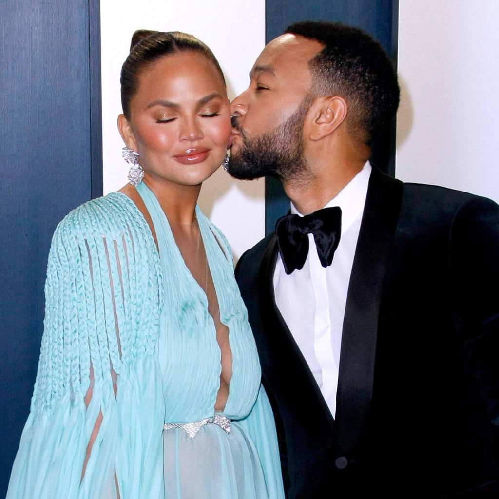 John Legend ngjitet për herë të parë në skenë pas humbjes së fëmijës dhe i dedikon Chrissy Teigen këngën e tij
