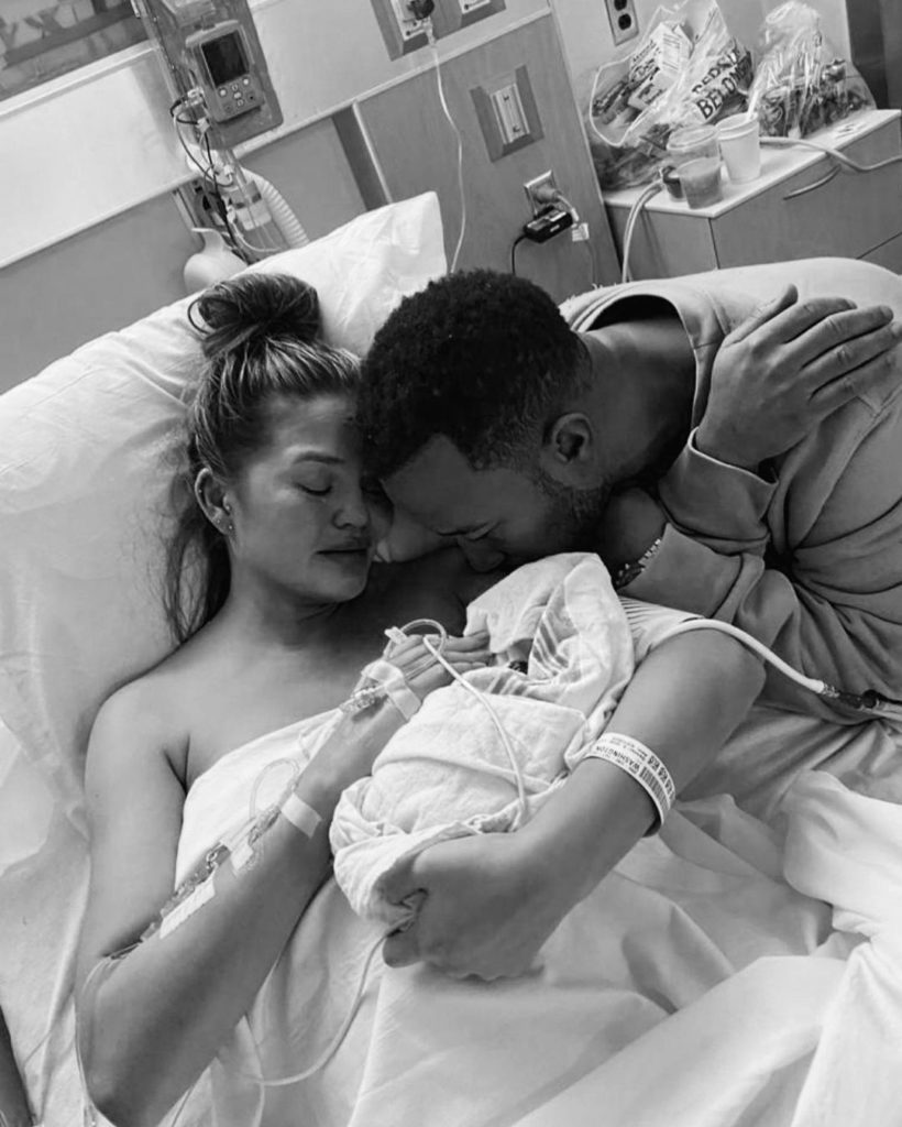 “Jemi mirë!” Chrissy Teigen flet për herë të parë pas humbjes së fëmijës!