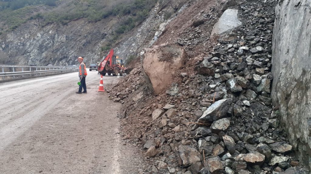 Përmbytje në rrugët e Shqipërisë: Tirana, Durrësi e Vlora pushtohen nga shiu!
