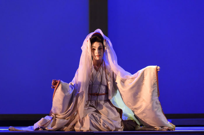 Opera Kombëtare Greke rihap dyrt pas 7 muajsh me Ermonela Jahon, sopranoja shqiptare shkëlqen në skenë