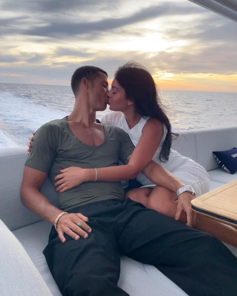 Në shtrat, duke qeshur! Georgina na tregon si po i shkon izolimi Ronaldos, me një dedikim romantik! (FOTO)