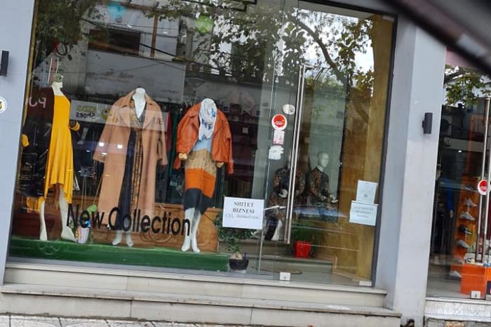 Gjobat po mbyllin dyqanet tek “Myslym Shyri”, biznesmeni: Bashkia favorizon qendrat tregtare