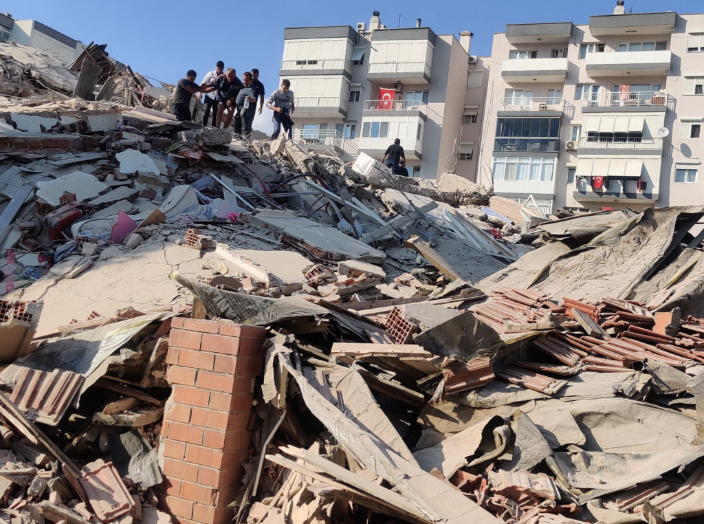 “Natën e kaluam jashtë”, shqiptarja në Izmir rrëfen momentet e tmerrit nga tërmeti i fuqishëm