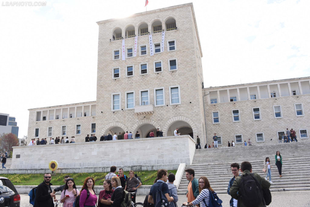 Ministria e Arsimit kërkon që studentët e vitit të parë të lejohen në auditore, Ministria e Shëndetësisë nuk pranon!