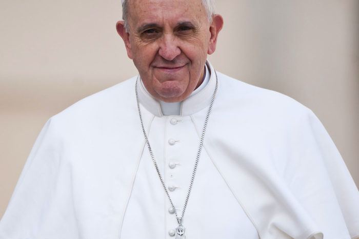 “Homoseksualët janë bijë të Zotit”, Papa Françesku mbështet publikisht bashkimet civile të të njëjtit seks