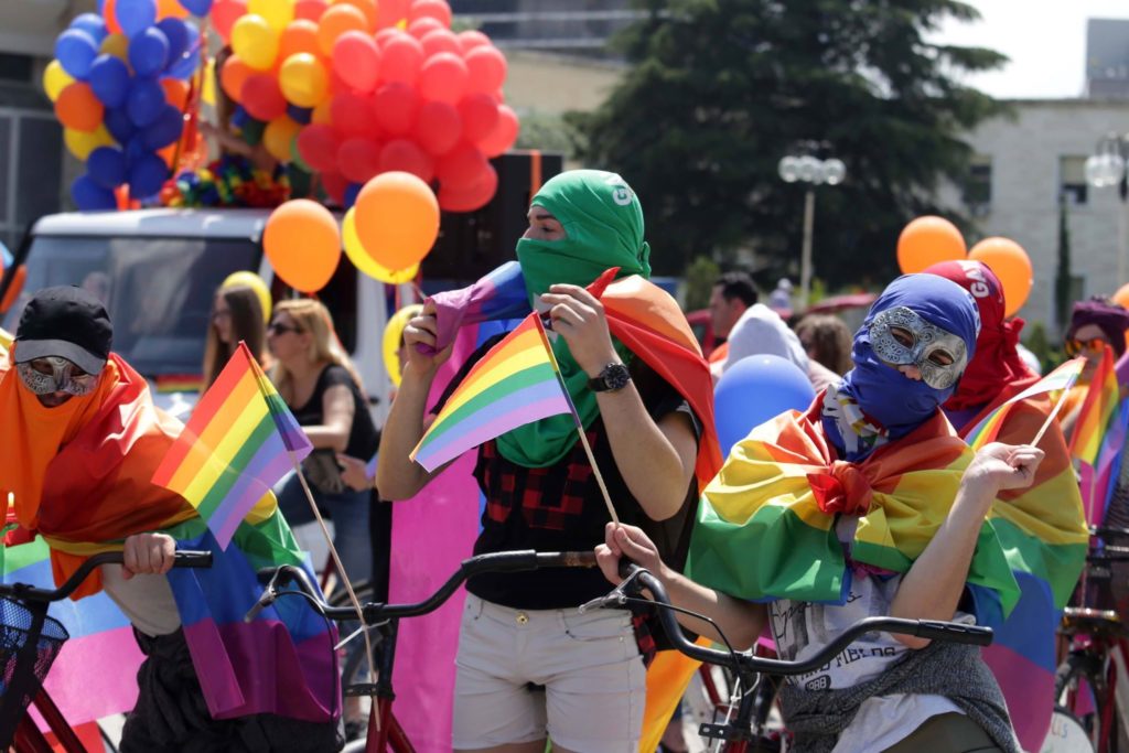 “Të mbyllur përbrenda”: Kënga në mbështetje të komunitetit LGBTI+ bën bashkë ambasadorët e huaj me artistët shqiptarë