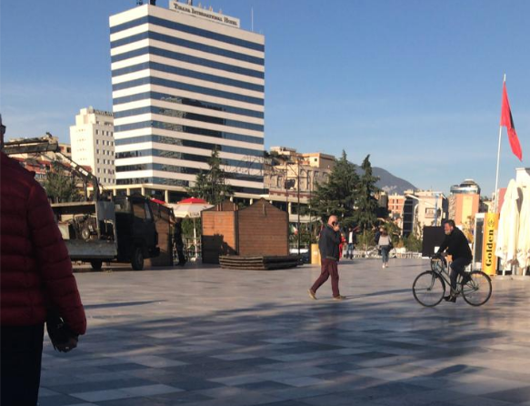 Nga njëra anë përgatisin mbylljen, nga ana tjetër nxisin grumbullimet! Bashkia e Tiranës nis vendosjen e ‘Fshatit të Festave’
