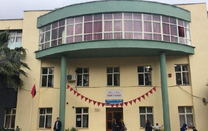 Covid-19 bën “kërdinë” në institucionet arsimore/ 13 të infektuar në shkollën “Emin Duraku”, reagon edhe Ministria e Arsimit