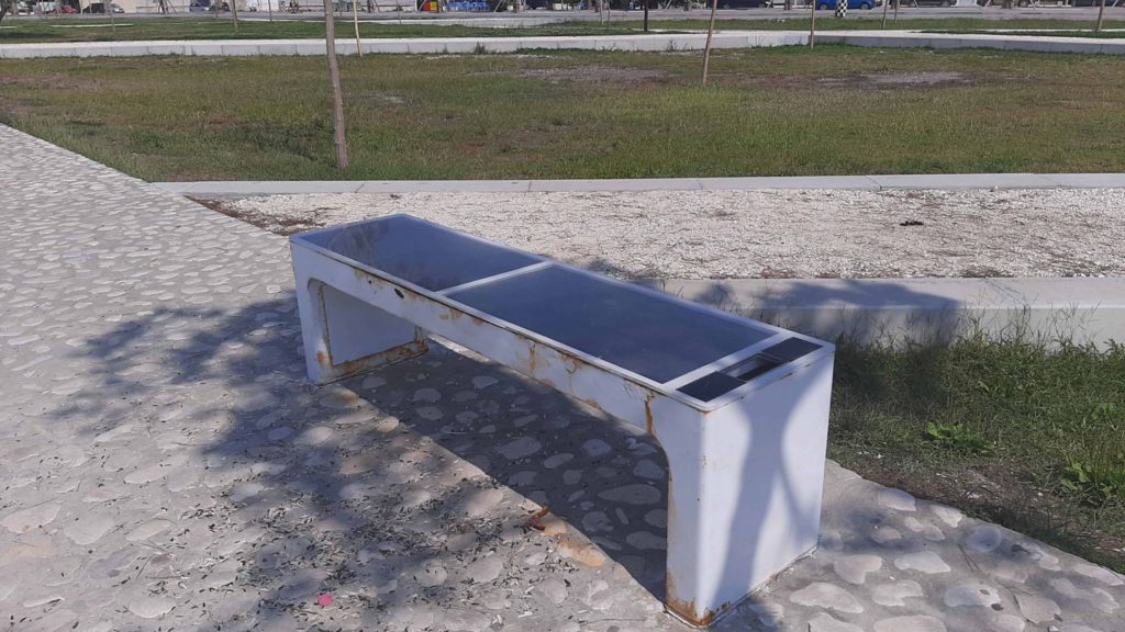 Miliona lekë të çuara dëm nga Dritan Leli, stolat inteligjentë shkatërrohen 3 vite pas instalimit në Vlorë