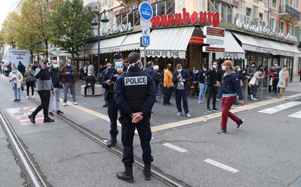 Tronditet Franca! Sulm me thikë në katedrale, një gruaje i pritet koka