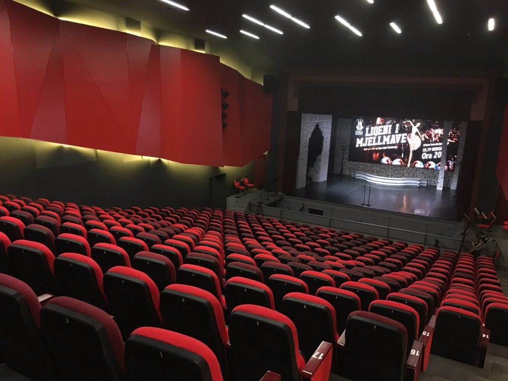 Rikthehen kinematë, por mbahen mbyllur teatrot! Artistët të revoltuar: Ka zgjidhje edhe për hapjen e tyre