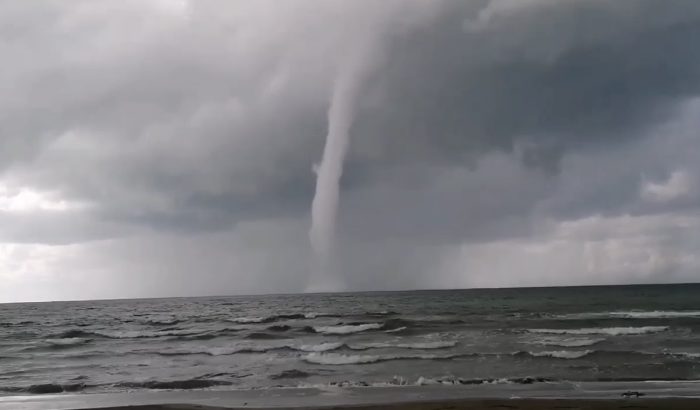 Pamje të frikshme nga Gjiri i Lalzit! Tornado në det (Foto+Video)