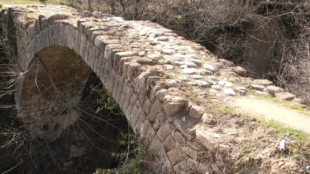 Një tjetër monument kulture drejt shkatërrimit, ura 300-vjeçare në Klos lihet në harresë nga institucionet