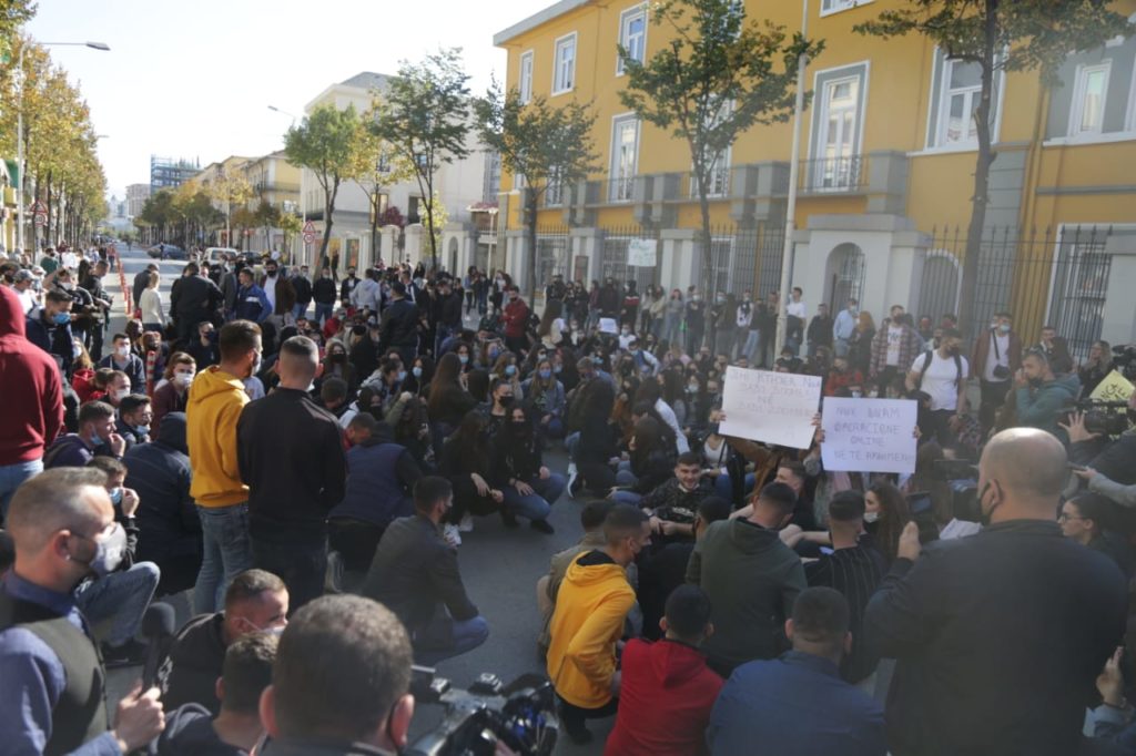 Studentët ngrihen në protestë pas vendimit të vonuar për mësimin online, paraqesin një listë me kërkesa për qeverinë