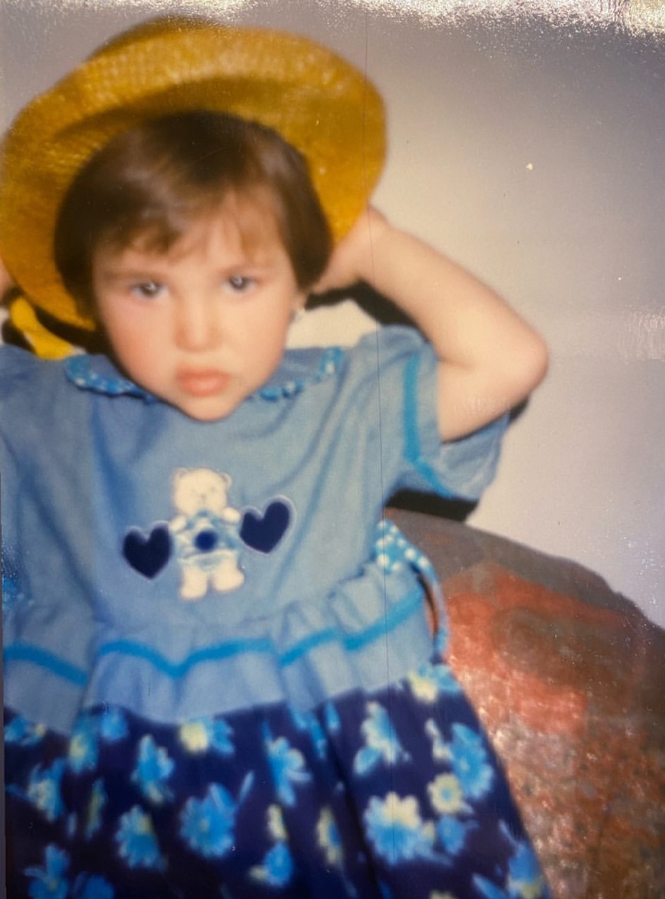 E gjeni dot cila bukuroshe shqiptare e showbiz-it është vogëlushja në këtë foto?