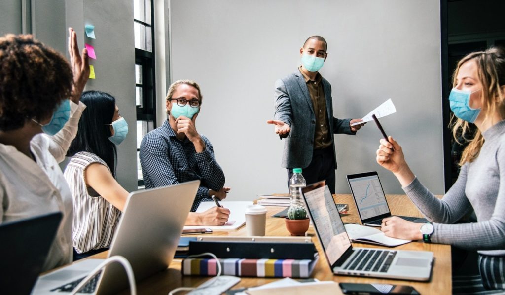 Studimi i fundit mbi koronavirusin: Puna në zyrë dyfishon rrezikun e infektimit