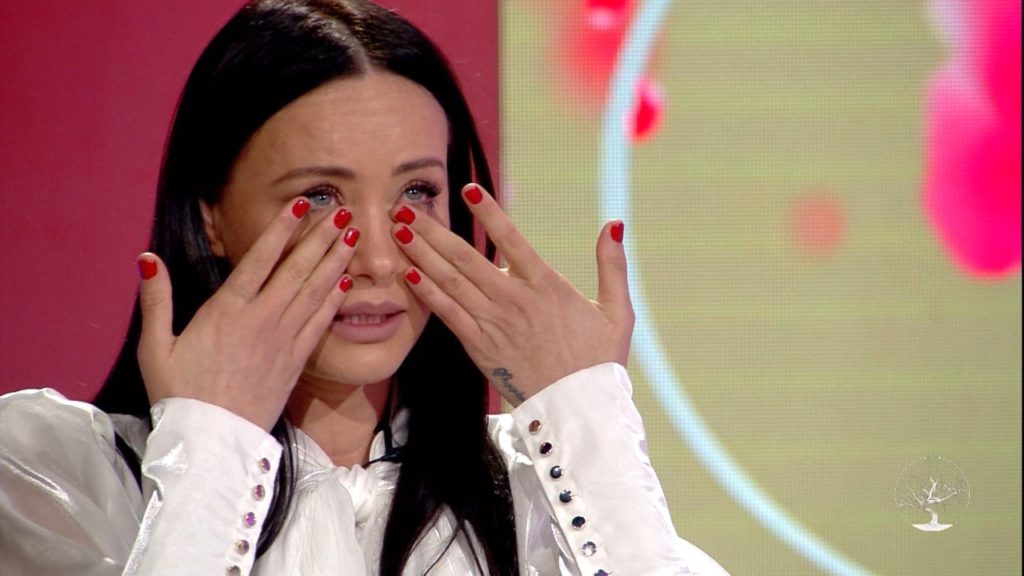 “Është një djalë i veçantë!” Albana Osmani përlotet “live” në emision nga surpriza e pikës së saj të dobët!