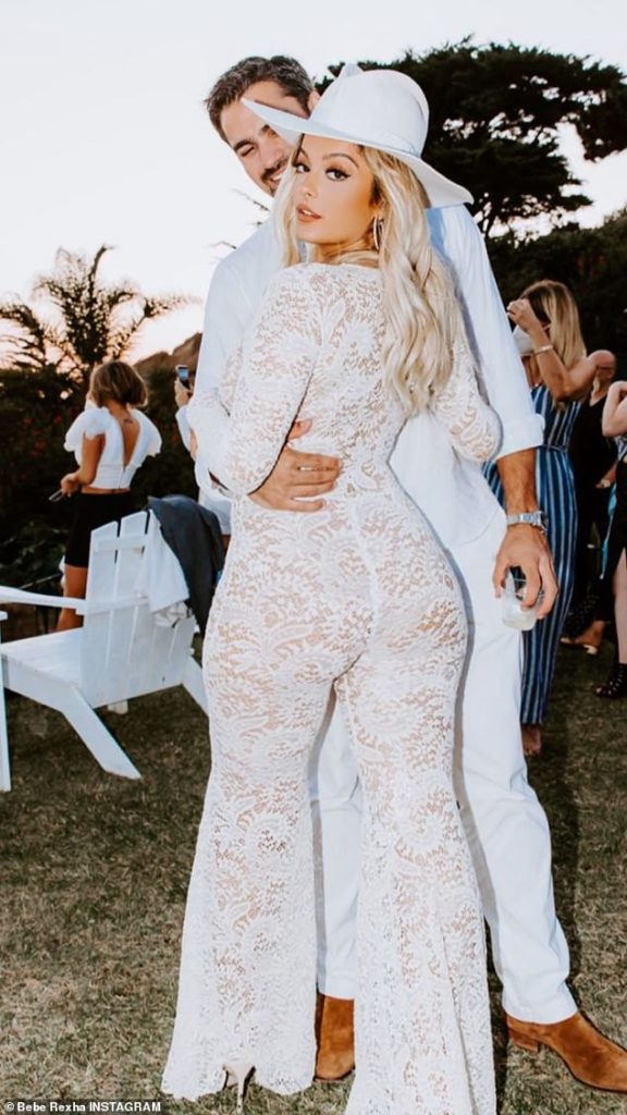 Bebe Rexha arratiset drejt Meksikës me të dashurin, por mediat e kapën mat dhe i nxorën disa foto romantike