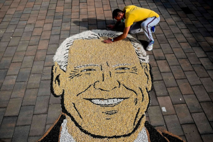 Drejt rekordit Guiness portreti i Biden i tëri me fara i piktorit nga Gjakova