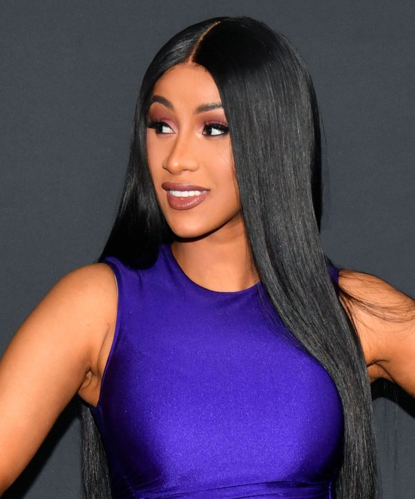 Fansat shpërthejnë kundër Cardi B për një foto, reperja detyrohet t’ju kërkojë falje publikisht