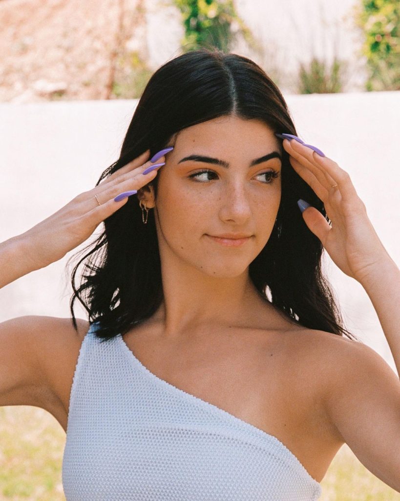 Vetëm 16 vjeçe: TikTok e ka tashmë një “mbretëreshë” dhe ajo quhet Charli D’Amelio!
