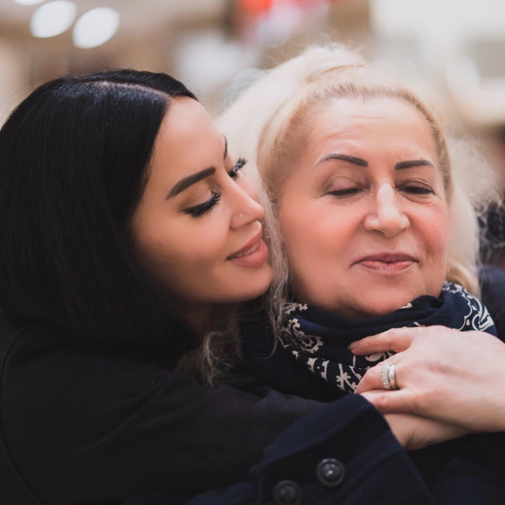 “Gruas që më mësoi të bëj mirë!” Dafina emocionon me dedikimin për të ëmën!