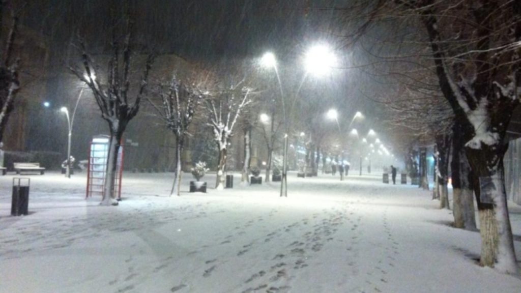 Zyrtarisht dimër! Nisin reshjet e para të borës për këtë vit në qarkun e Korçës, zbardhet Dardha