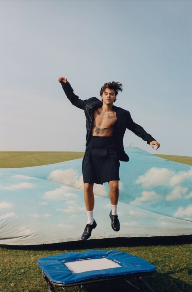 “Shoqëritë nuk mbijetojnë pa burra të fortë!” Veshja e Harry Styles në “Vogue” shkakton një lumë reagimesh!