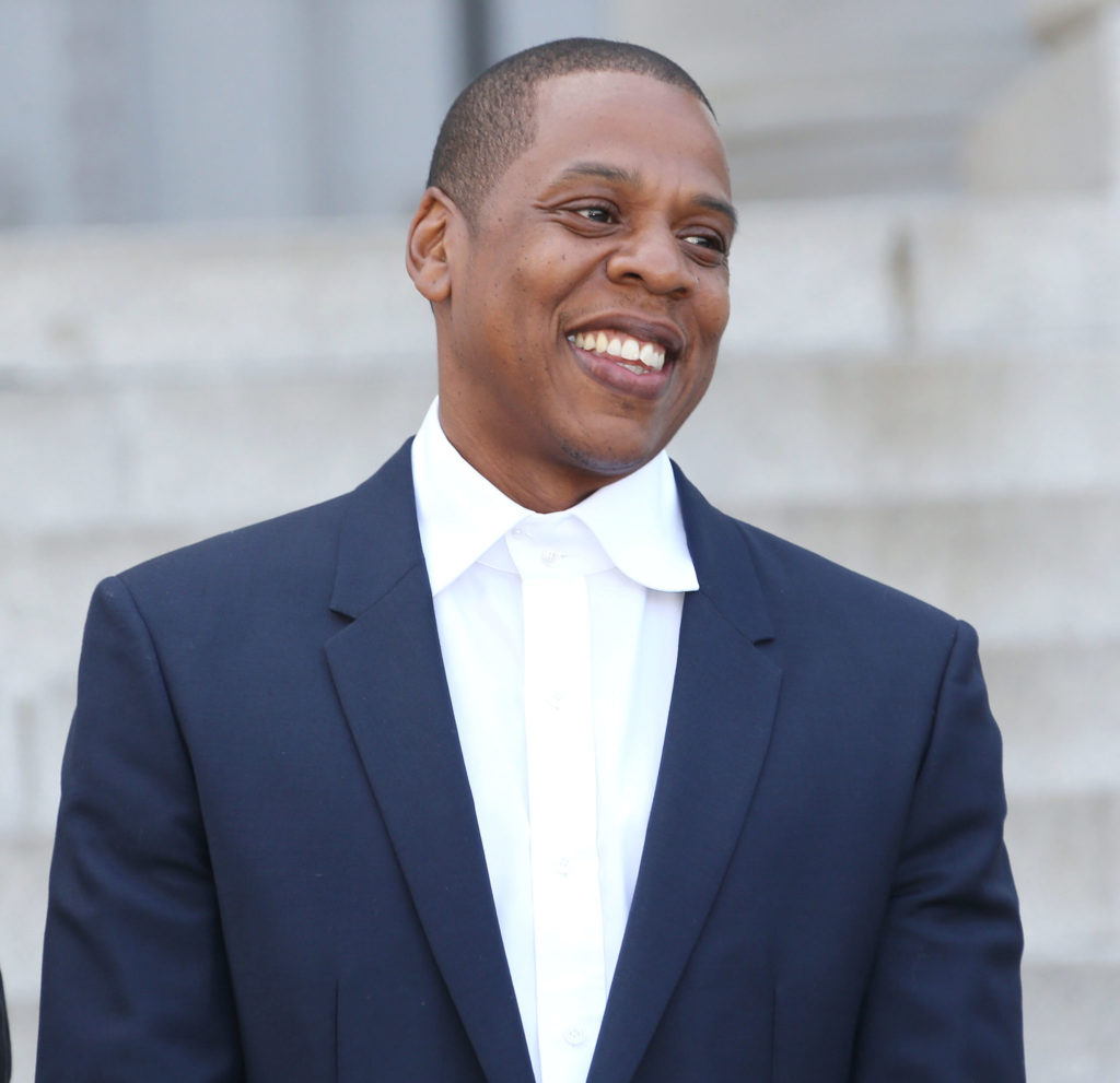 Çmenduri fansash! Një vajzë hyn pa biletë në avion për të parë Jay Z, por përfundon në prangat e policisë
