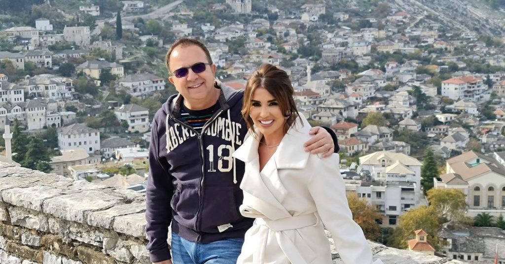 “Po në tualet do na nxirrni?” Arditi i jep përgjigjen epike fanses që e kritikoi pas fotos që postoi me Jonidën!