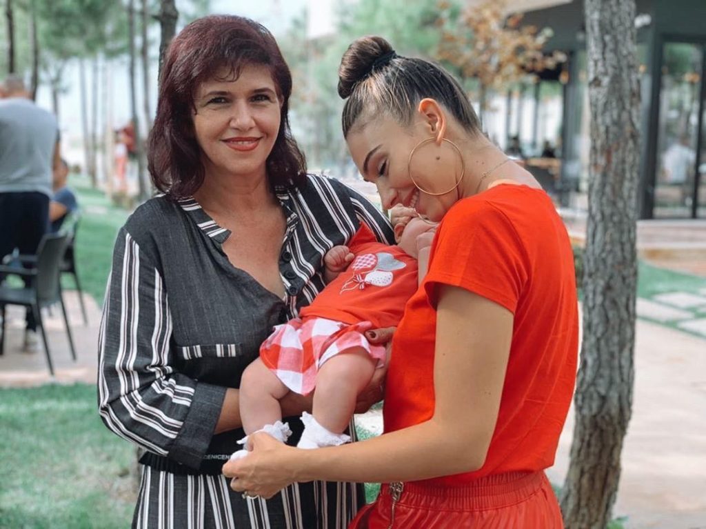 “Nuk besoj ka gjë më të bukur!” Jonida dhe Emi sapo i bënë gjyshes së të voglës një super dhuratë!