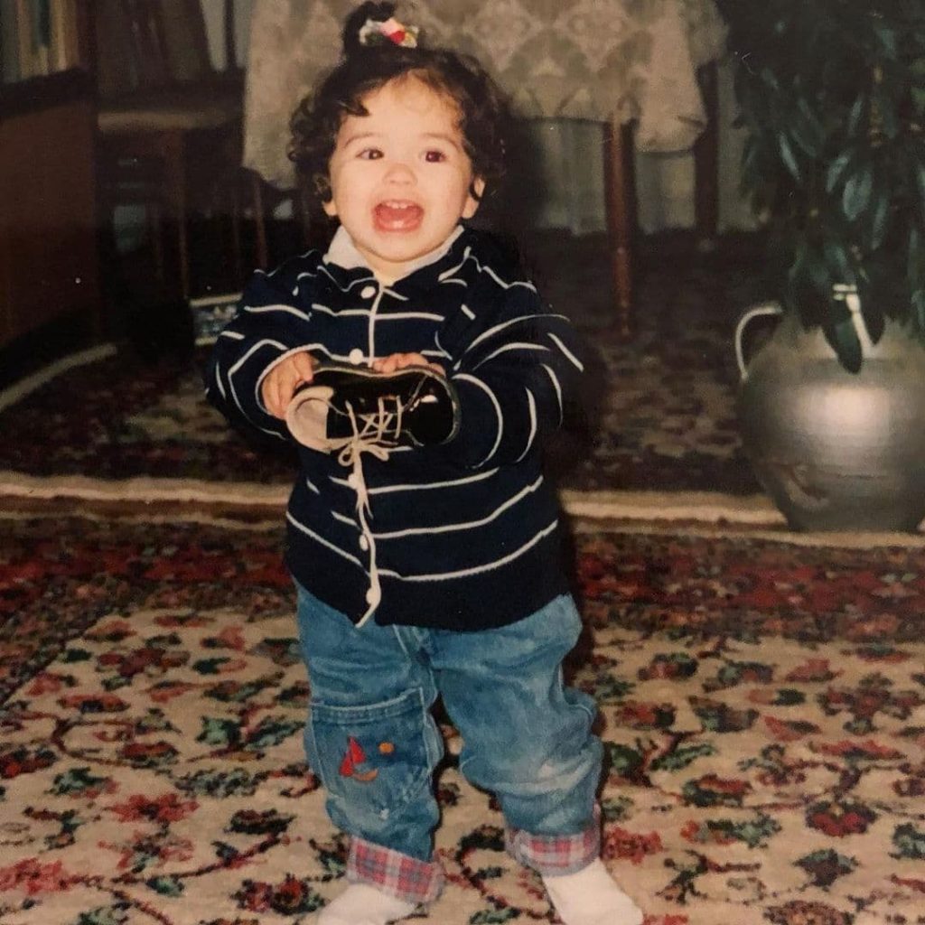 E njihni vogëlushen në foto? Sot është një nga këngëtaret shqiptare më të famshme