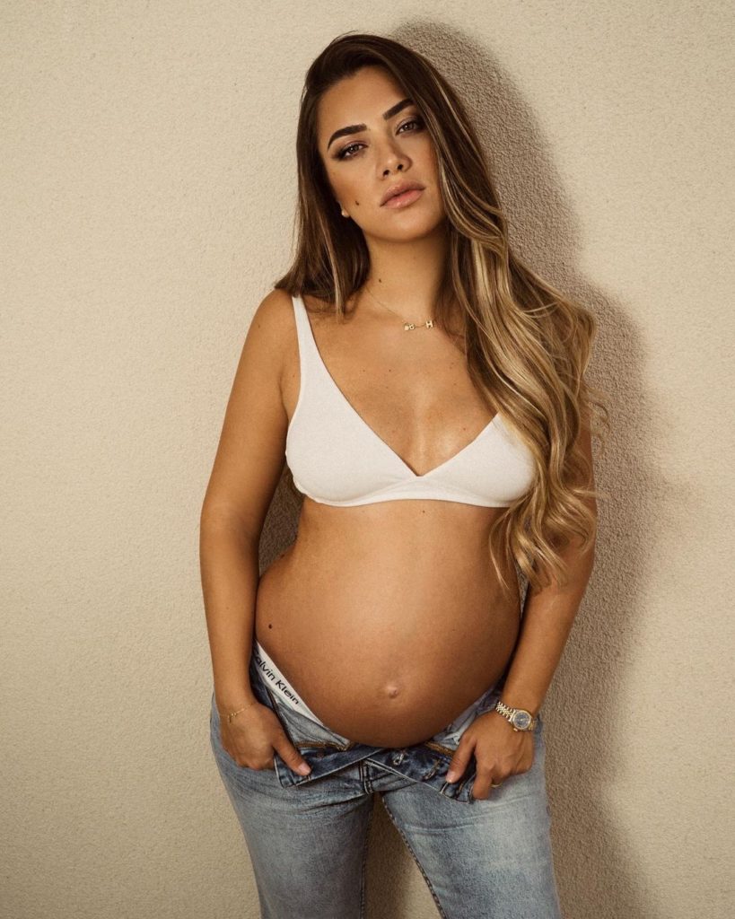 Sara Hoxha harxhoi shifrën e çmendur për look-un e saj në baby showerin e organizuar në Gjermani!
