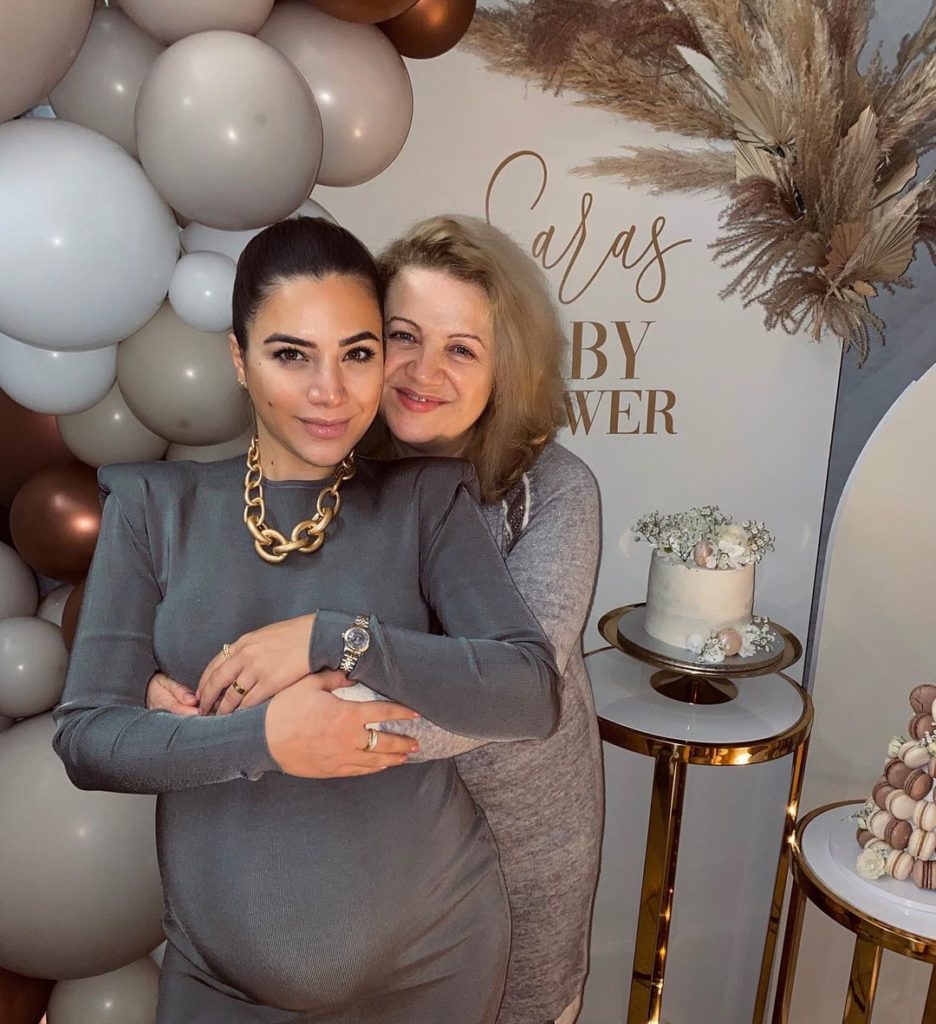 Me foton ku duken si dy pika uji, Sara i bën të ëmës dedikimin e veçantë!