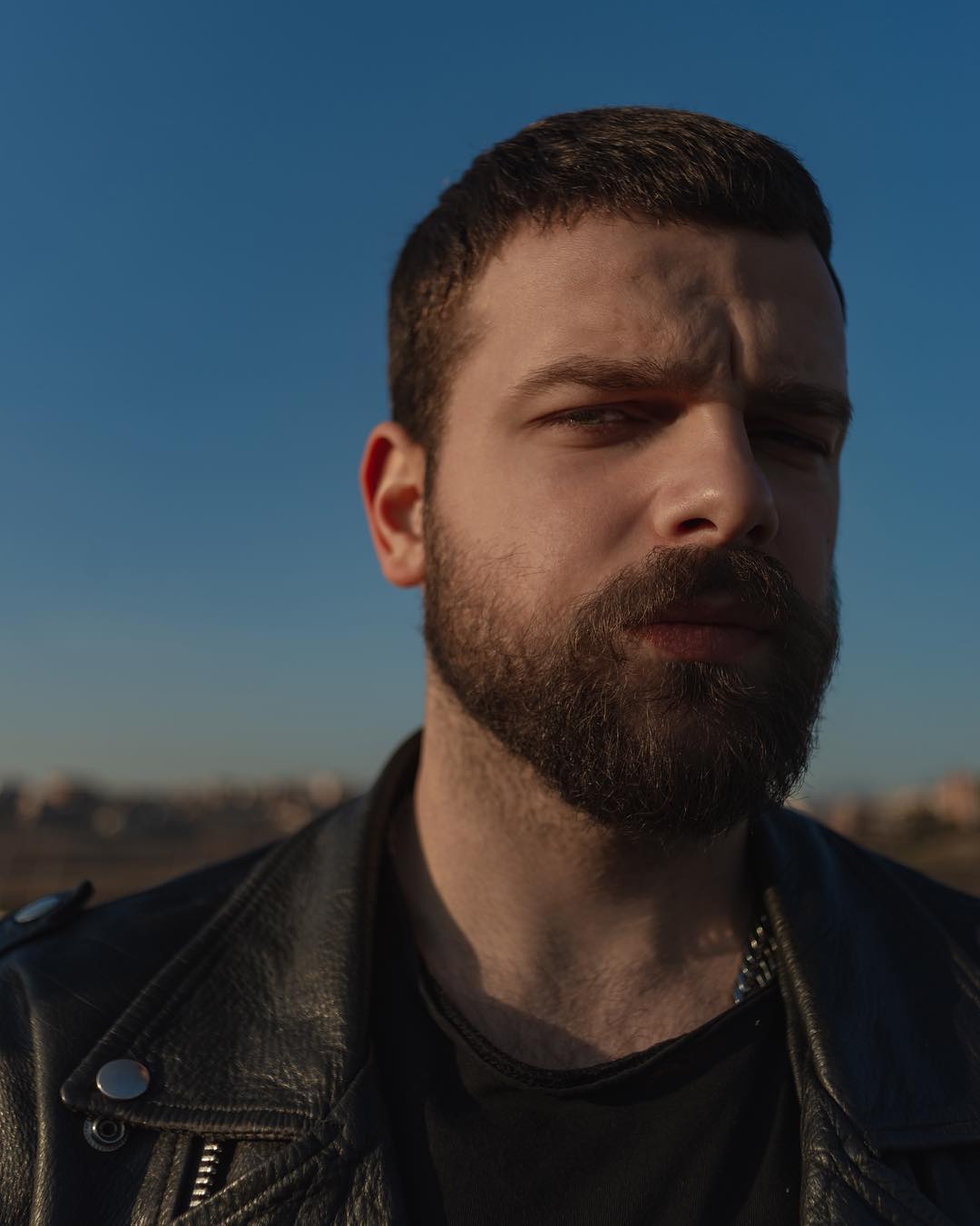 Besojeni ose jo, Alban Ramosaj është një “çun mami” dhe s’e ka aspak problem ta pranojë!