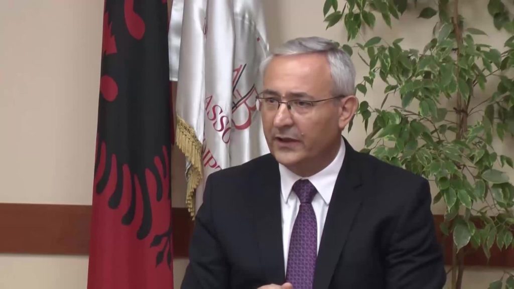 Pagesa me karta, kreu i Shoqatës së Bankave, Spiro Brumbulli flet për Gazetën Reforma