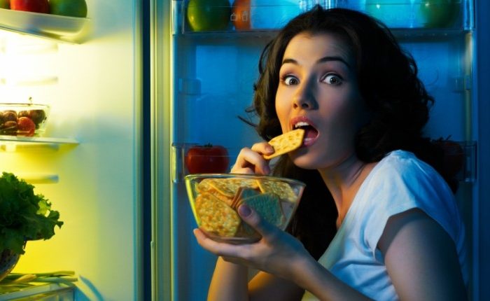 Tregoni kujdes! Këto 5 ushqime mund t’ju shkaktojnë probleme në shëndet nëse i konsumoni në orarin e gabuar