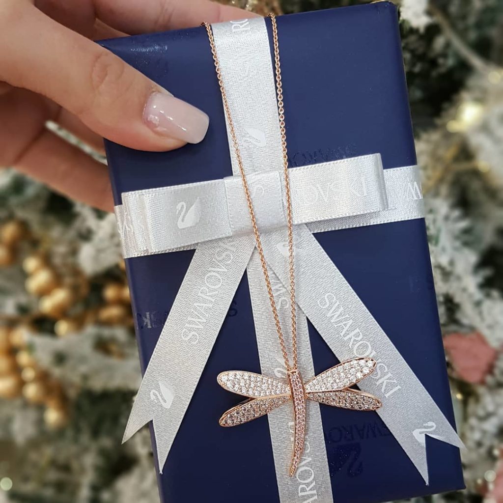 Është koha për surpriza plot shkëlqim! “Swarovski” ka disa ide dhuratash perfekte për të mbyllur 2020-ën!
