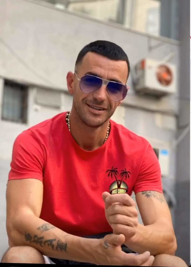“Le të vijnë të më vrasin!” Në protestë për vrasjen e Klodian Rashës, lëndohet Stresi!