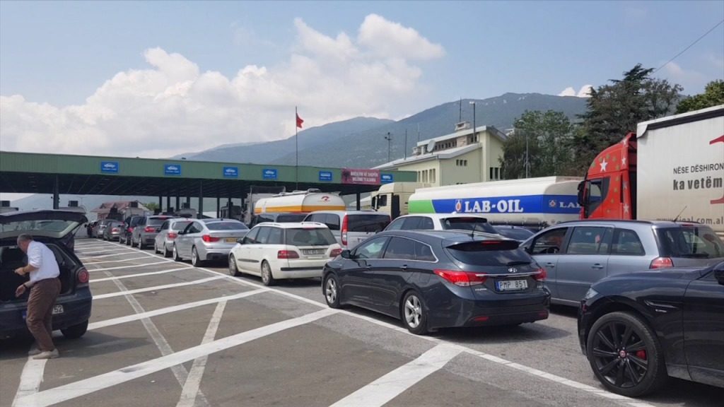 Shqiptarët e Kosovës shpërfillin pandeminë, zbarkojnë këtu për fundjavë! Ndihmojnë turizmin apo rrezikojnë infektimin?