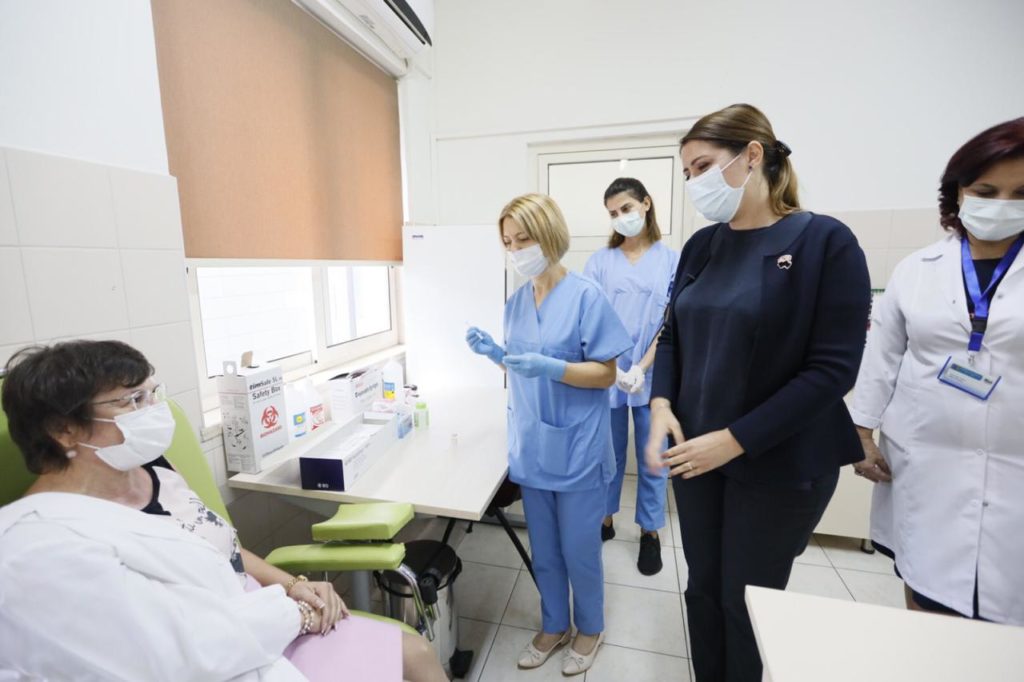 OBSH: “Duhen vaksinuar 70% e popullit”; Ku e gjeti Qeveria 20 përqindëshin?