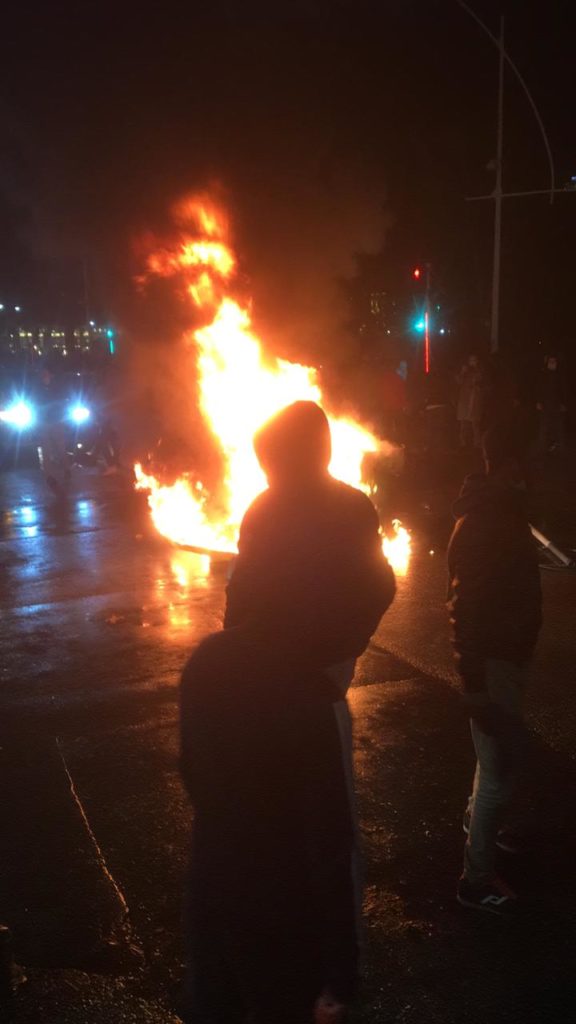 (Detaje nga protesta) Dhunë, shkatërrime e gjak në Tiranë! Protestuesit përleshen me forcat e FNSH-së!