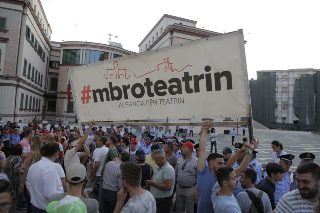 U dhunuan nga policia 4 anëtarë të saj, Aleanca për Mbrojtjen e Teatrit paralajmëron për protestë