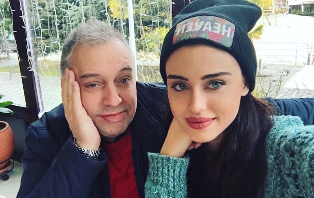 “Një vit pa të prekur dorën!” Dojna Mema na përloti me dedikimin për babain e ndjerë!